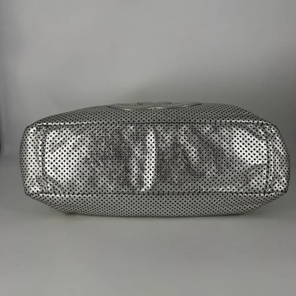 CHANEL Rodeo Drive Tote - Picture 3 of 9